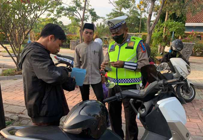 MELANGGAR: Personel Satlantas Polres Probolinggo memberikan tindakan kepada pengendara melanggar saat Operasi Keselamatan Semeru beberapa waktu lalu.  (Foto: Agus Faiz Musleh/Jawa Pos Radar Bromo)