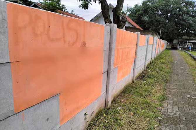 HARUS DIAWASI: Tembok lapangan Maron yang sudah dicat ulang. (Foto: Achmad Arianto/Jawa Pos Radar Bromo)