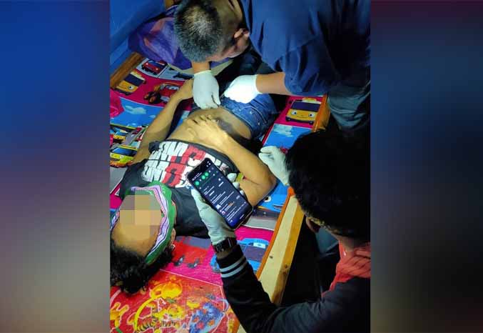 TEWAS: Petugas mengidentifikasi jenazah Manan yang ditemukan di kebun tebu. (Foto: Istimewa)