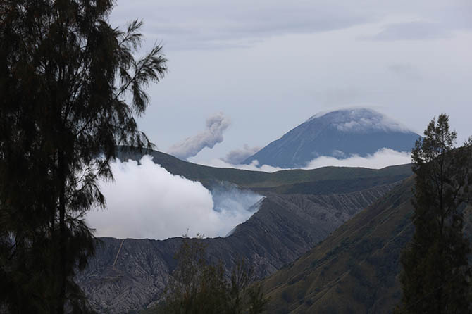 MASIH LEVEL II: Aktivitas Gunung Bromo tercatat naik yang ditandai dengan adanya sinar api dan bau belerang. (Zainal Arifin/Radar Bromo)