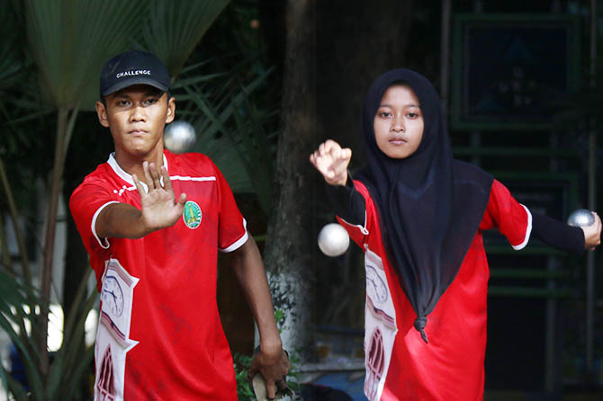 HARUS FOKUS: Ahmad Daniel Ma’ruf dan Zikra Aulia Al Maghfira saat berlatih. Mereka kini ikuti seleksi puslatda Jatim yang diproyeksikan untuk PON XXI mendatang. (Mokhamad Zubaidillah/Radar Bromo)