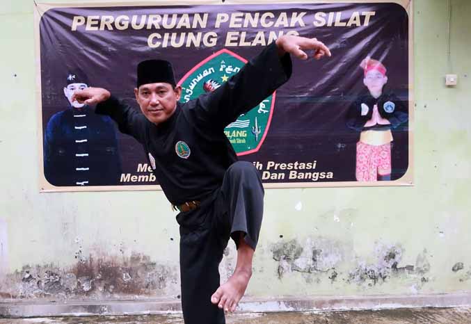 MENJAGA TRADISI: Pesilat dari Perguruan Ciung Elang yang sampai kini masih bertahan di Kota Pasuruan. (Foto: M Zubaidillah/Jawa Pos Radar Bromo)