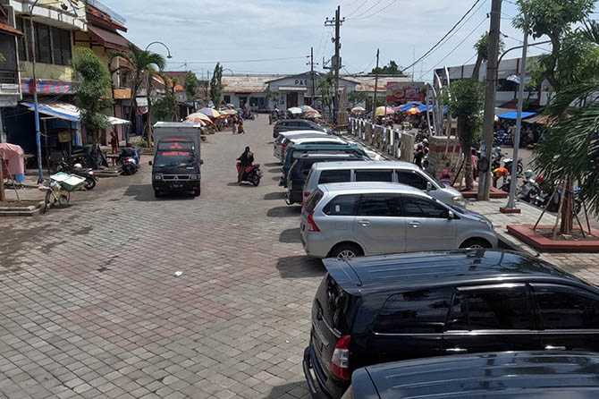LEBIH RAPI: Kawasan Pasar Besar lebih tertata. Namun, masih banyak pedagang liar membuat kawasan setempat masih lekat dengan kesan kumuh. (Mokhamad Zubaidillah/Radar Bromo)
