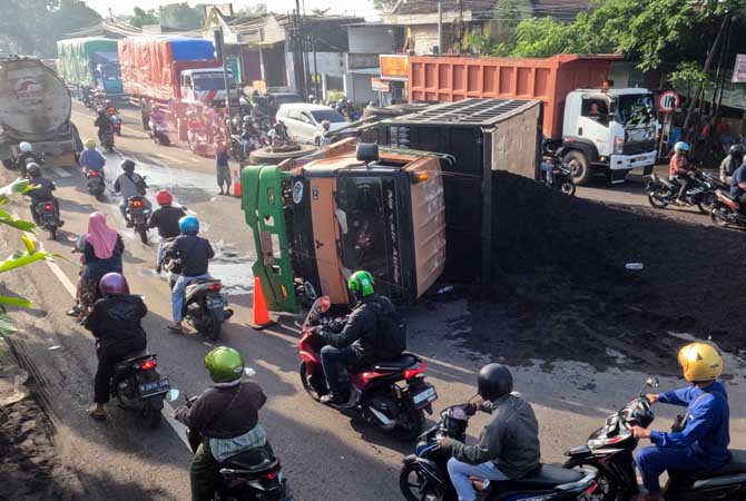Kondisi truk terguling di jalan raya Tambakrejo, Kraton, Kabupaten Pasuruan. (Mokhamad Zubaidillah/ Radar Bromo)