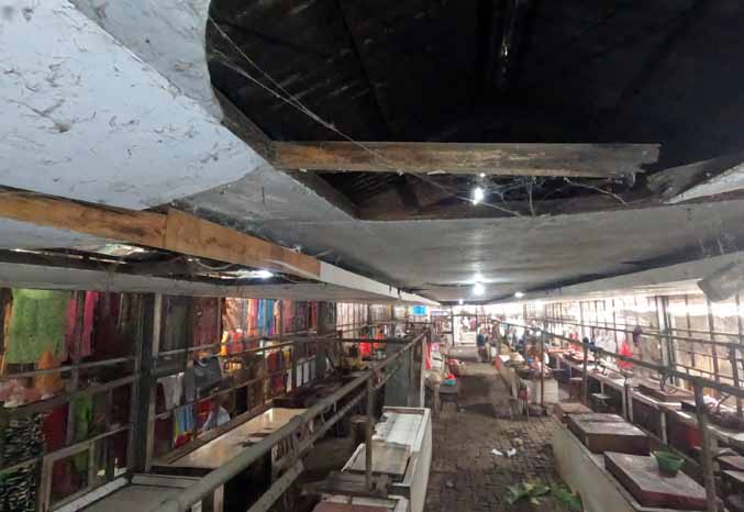 JEBOL: Atap plafon di los daging Pasar Besar Pasuruan yang rusak dan perlu dibenahi. (Foto: M Zubaidillah/Jawa Pos Radar Bromo)