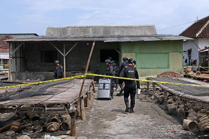 Petugas kepolisian saat melakukan penyisiran usai bondet meledak di Ngemplakrejo. (Mokhamad Zubaidillah/Radar Bromo)