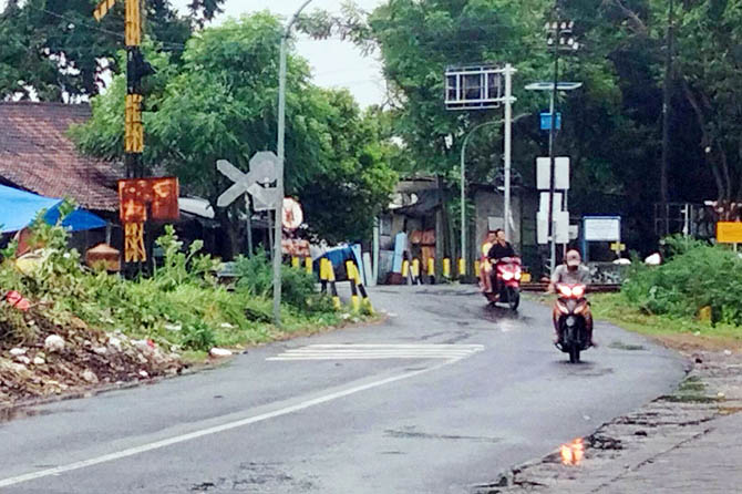 DIPRIORITASKAN: Perlintasan KA di Jalan Anjasmoro, Kelurahan Bugul Lor, segera dipasangi palang pintu. (Muhamad Busthomi/Radar Bromo)