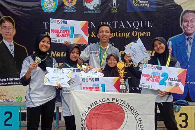 Atlet-atlet petanque Kota Pasuruan berpose dengan medali usai kejuaraan di Kediri. (istimewa)