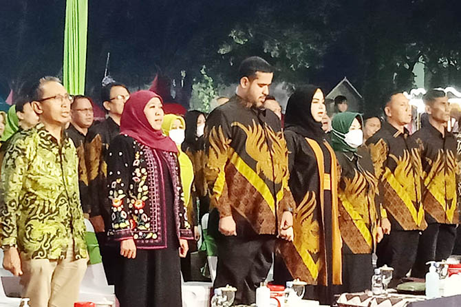 HADIR: Gubernur Jawa Timur Khofifah Indar Parawansa dalam acara Refleksi 4 Tahun Handal di Alun-alun Kota Probolinggo, Senin (30/1) malam. (Fahrizal Firmani/Jawa Pos Radar Bromo)