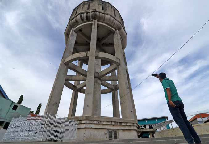 SEGERA DIFUNGSIKAN: Menara air di sisi utara Alun-alun Kota Pasuruan bakal dimaksimalkan menjadi museum mini. (Mokhamad Zubaidillah/Jawa Pos Radar Bromo)