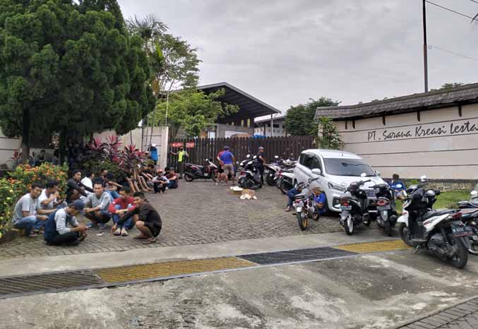 GERUDUK: Sejumlah pemuda warga Desa Sumbersuko, Kecamatan Gempol datangi pabrik furniture PT. Sarana Kreasi Lestari (SKL).  (Foto: Rizal F SYatori/Jawa Pos Radar Bromo)