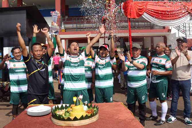 UCAPAN SELAMAT: Dari kiri, Ismail Marzuki Hasan, Joko Hariyanto, Gus Irsyad, AKBP Jauhari (angkat piala), Adi Wibowo, dan Wabup Abdul Mujib Imron merayakan HPN 2023 setelah pertandingan sepak bola di Stadion Untung Suropati kemarin. Foto kiri, Gus Irsyad
