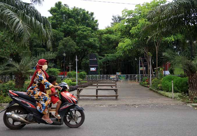 BAKAL DILENGKAPI: Pemotor melintas di depan Taman Sekargadung, Kota Pasuruan. Tahun ini, taman ini akan dilengkapi jogging track. (Foto: Mokhamad Zubaidillah/Jawa Pos Radar Bromo)