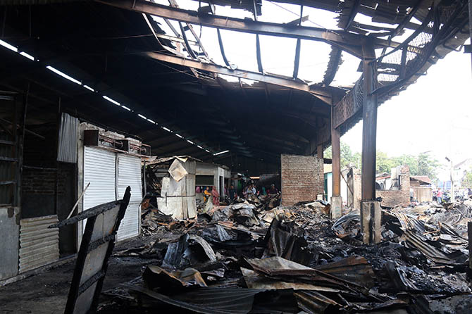 JADI SOROTAN: Kawasan Pasar Karangketug yang kembali terbakar disorot dewan. Mitigasi risiko bencana pemkot dipertanyakan. (Mokhamad Zubaidillah/Radar Bromo)