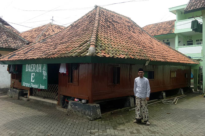 Gus Nabil, putra KH Abdullah Zaini menunjukkan bangunan peninggalan KH Ali Murtadho. (Mukhamad Rosyidi/Radar Bromo)