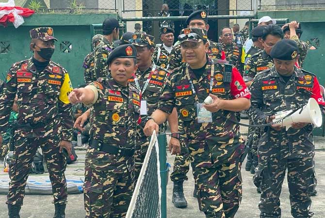 Gus Irsyad (pegang mikrofon) dan Cak Thoriq saat memantau pengamanan banser jelang resepsi harlah 1 Abad NU.