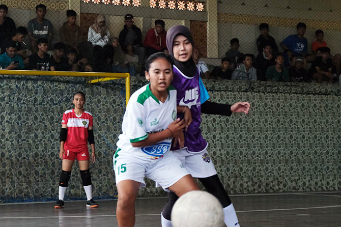 BEREBUT BOLA: Tim futsal putri (putih hijau) saat menjalani laga ekshibisi melawan Sidoarjo di sebuah turnamen futsal yang digelar di Bangil, beberapa waktu lalu. (Futsal Kabupaten Pasuruan for Jawa Pos Radar Bromo)