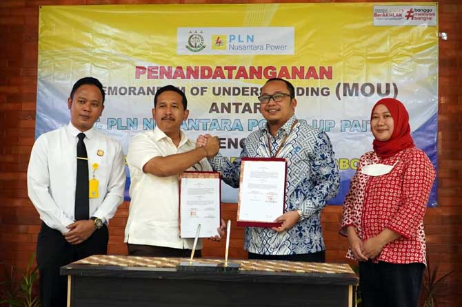 SINERGI: Petinggi Kejari Kabupaten Probolinggo dan PT PLN Nusantara Power Unit Pembangkit Paiton berpose bersama usai meneken MoU, Rabu (22/2).