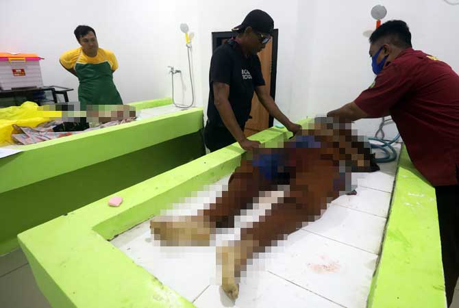 Korban nenek dan cucu saat dibawa ke kamar jenazah RSUD dr Moh Saleh. (Zainal Arifin/ Radar Bromo)