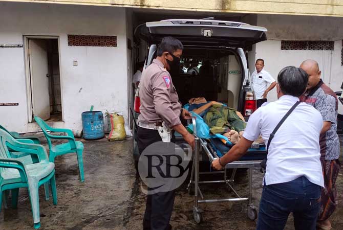 Petugas saat mengevakuasi jenazah korban. (Rizal Syatori/ Radar Bromo)