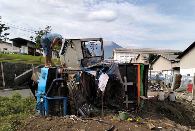 Kondisi dump truck yang disopiri Musafir terguling usai alami rem blong di jalan menurun Sumbersuko, Kecamatan Gempol, Senin (13/2). (Rizal Syatori/ Radar Bromo)