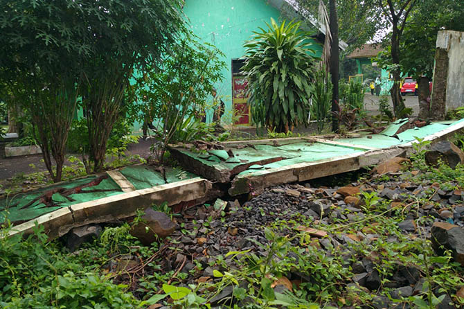 DITERJANG ANGIN KENCANG: Tembok SMPN 2 Winongan yang roboh usai diterjang angin kencang. (Rosyidi/Radar Bromo)