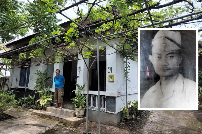TERAWAT: Santoso, keponakan Letnan Suyoso kini tinggal di rumah Suyoso semasa kecil. Inset Letnan Suyoso semasa hidup. (Rizky Putra Dinasti/Jawa Pos Radar Bromo)