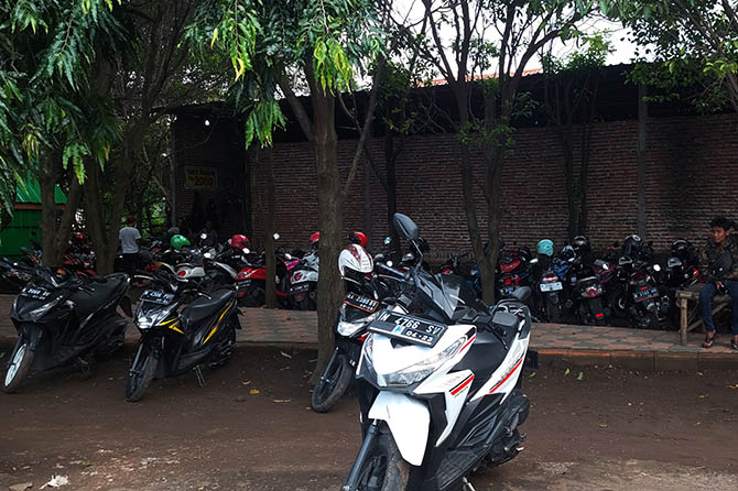 DITARIK RETRIBUSI: Lahan RTH Jalan Supriyadi milik pemerintah ini dijadikan tempat parkir dan ditarik retribusi. (Zainal Arifin/Radar Bromo)