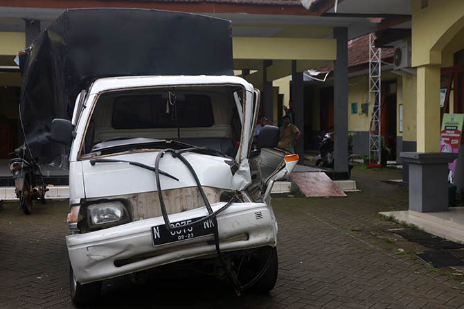 Salah satu kendaraan yang terlibat kecelakaan beruntun di Lumbang, Selasa (7/3) lalu. Penumpang pikap ini akhirnya meninggal saat dirawat di RSUD dr Mohamad Saleh, Jumat (10/3). (Foto: Zainal Arifin/Radar Bromo)