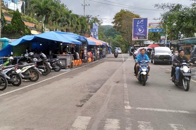 MULAI NORMAL: Suasana pusat kuliner di Jalan Taman Wisata Prigen sudah dikunjungi lagi wisatawan luar kota. (Rizal Syatori/Radar Bromo)
