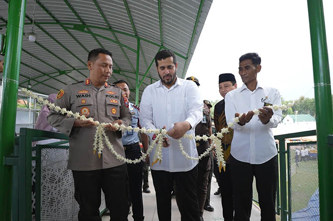 POTONG BUNGA: Wali Kota Probolinggo Dr. Habib Hadi Zainal Abidin didampingi Forkopimda memotong rangkaian bunga tanda diresmikannya Pujasera Alun-alun. (Pemkot for Radar Bromo)