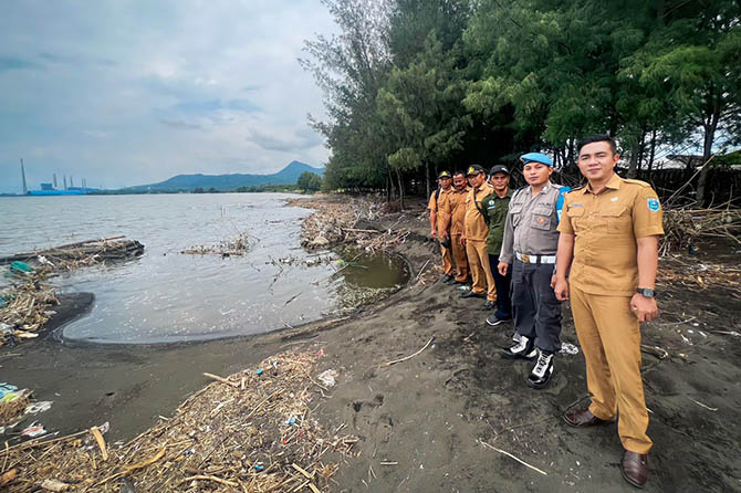 POTENSI WISATA: Kepala Desa Sumberanyar Andika Prayogo (depan) bersama perangkat desa di Pantai Dusun Pesisir. Pemerintah desa berencana menjadikan pantai ini sebagai tempat wisata. (Agus Faiz Musleh/Radar Bromo)