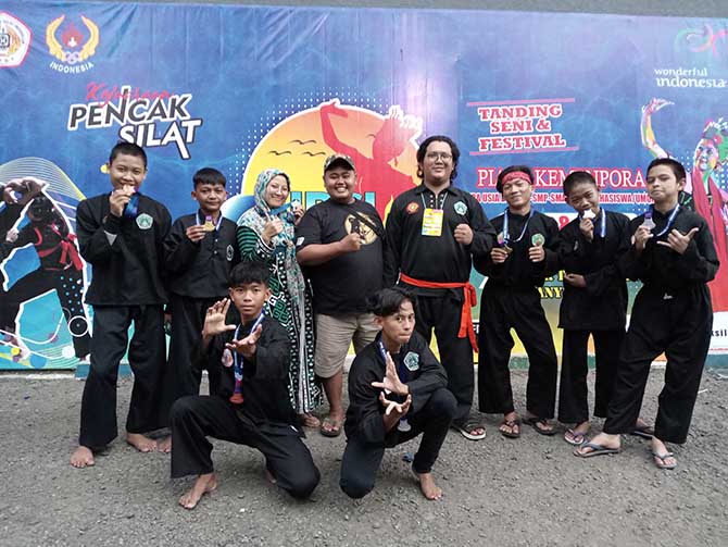 TIM JUARA: Para pendekar silat dari MA Abu Amar, Pasrepan, saat berlomba di Banyuwangi pada 7 dan 8 Maret.