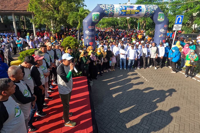 PEDULI: Bupati Irsyad Yusuf memberangkatkan gerak jalan HPN yang diikuti ribuan warga dari kompleks perkantoran Pemkab Pasuruan di Raci, Bangil. (Mokhamad Zubaidillah/Radar Bromo)
