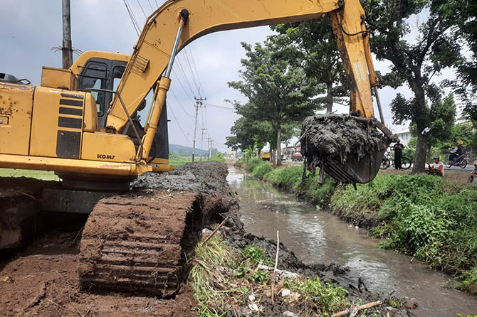 DIKERUK: Pekerja melakukan normalisasi saluran Pembuang Bujel, Desa Pajurangan, Kecamatan Gending, menggunakan ekskavator. (Achmad Arianto/Jawa Pos Radar Bromo)