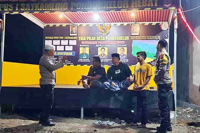 SATKAMLING: Sejumlah petugas jaga menjaga keamanan di Pos Satkamling pintu utama Desa Pondokkelor. Tampak anggota Polres Probolinggo meninjau kegiatan pengamanan. (Foto: Jamaludin/Jawa Pos Radar Bromo)