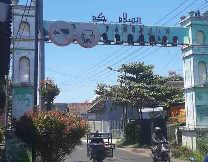 PERLU PERAWATAN: Gapura batas kota di wilayah selatan. (Foto : Fuad Alyzen/Jawa Pos Radar Bromo)