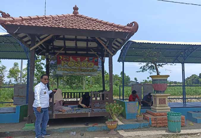 TAMAN DESA : Kepala Desa Paiton, Abdul Bazid Waridi menyapa sejumlah anak-anak yang mengerjakan tugas sekolah d gazebo Taman Desa. (Foto: Jamaluddin/Jawa Pos Radar Bromo)