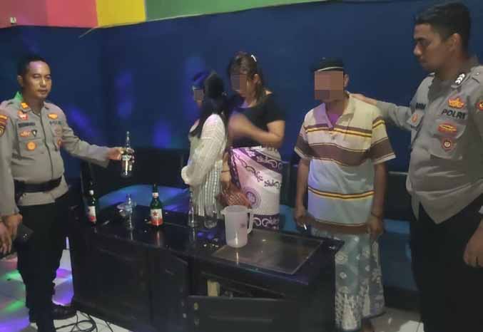 KENA SWEEPING: Kasat Samapta Polres Probolinggo Iptu Siswandi (dua dari kiri) beserta anggota dan AH yang masih mengenakan peci serta dua biduan. (Foto: Polres Probolinggo for Jawa Pos Radar Bromo)