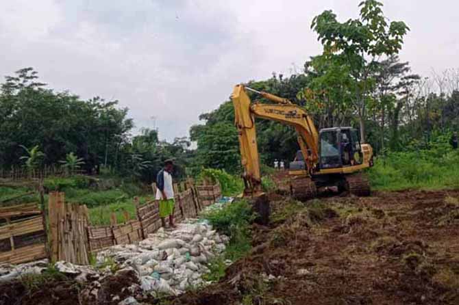 NORMALISASI: Alat berat yang dikerahkan Dinas PU SDA provinsi Jatim untuk mengeruk Sungai Kertosono. (Foto: Dinas PUPR for Jawa Pos Radar Bromo)