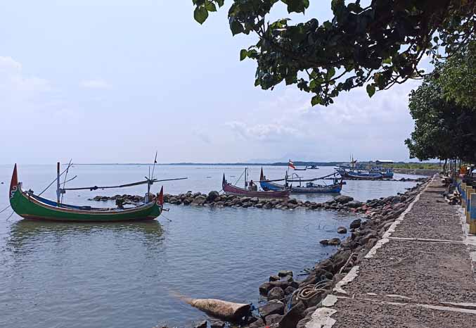 BERSANDAR : Sejumlah sampan bersandar di perairan pantai Desa Kalibuntu. Tahun ini, Pemdes Kalibuntu akan memberikan bantuan kepada para ABK. (Foto: Jamaluddin/Jawa Pos Radar Bromo)