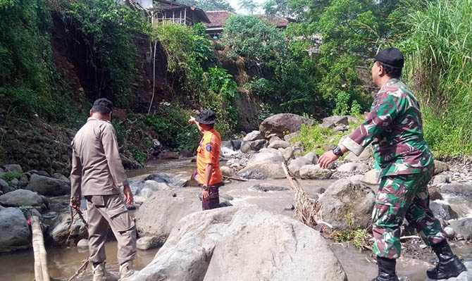 BENCANA: TPT di Dusun Krajan, Desa Negororejo, Kabupaten Probolinggo, ambrol setelah diterpa hujan deras, Minggu (26/3). (Istimewa)