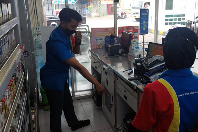 KEMALINGAN: Ridho Budi Pangestu menunjukkan tempat HP-nya yang kemudian digondol maling, Selasa (28/3). (Rizki Putra Dinasti/Jawa Pos Radar Bromo)