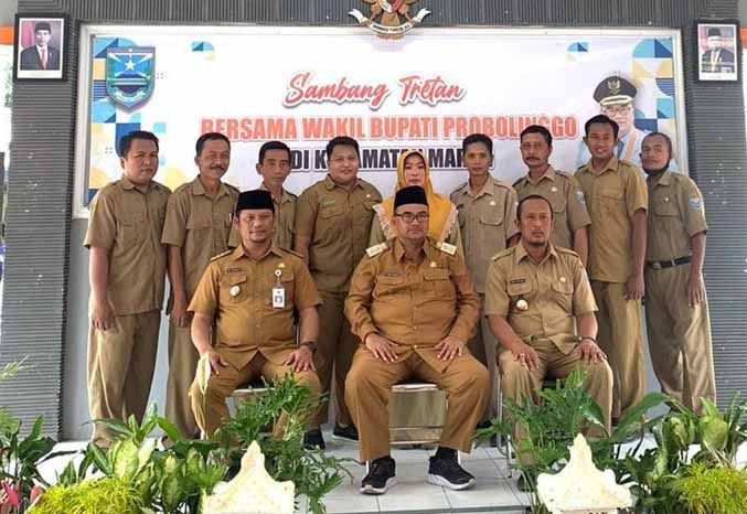 SINERGI: Kepala Desa Satreyan Imam Muzamil (kanan duduk) bersama Wakil Bupati Probolinggo H.A. Timbul Prihanjiko (tegah) dan Camat Maron Hari Kriswanto (duduk kiri) berfoto bersama. (Foto: Pemerintah Desa Satreyan for Jawa Pos Radar Bromo)