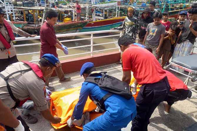 MRS X: Petugas mengevakuasi jenazah wanita yang ditemukan di perairan, Minggu (5/3) lalu. (Foto: BPBD for Jawa Pos Radar Bromo)