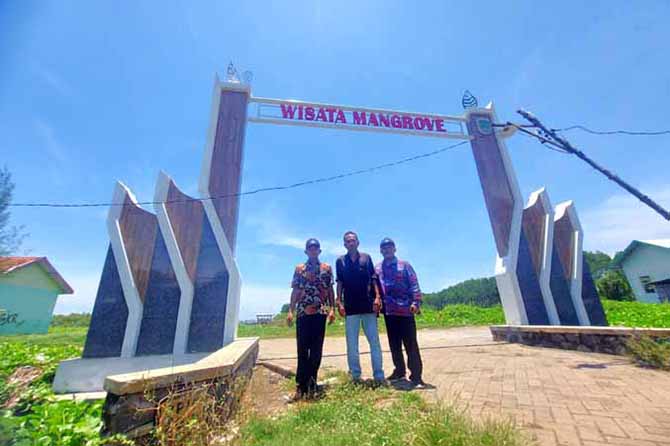 BARU: Pembangunan Gapura masuk Wisata Penunggul Mangrove Park. (Foto: Istimewa)