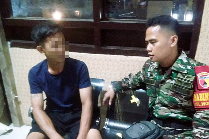 MINTA DAMAI: U, saat diamankan ke Mapolresta Probolinggo. (Foto: Dok. Radar Bromo)