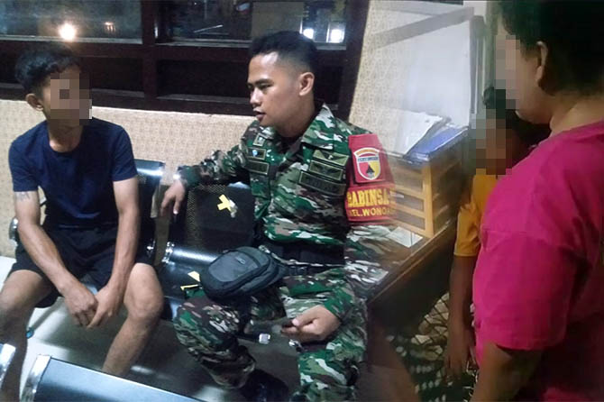 TERDUGA PELAKU: Us, diamankan ke Mapolresta Probolinggo agar terhindar dari amuk massa. Kanan, korban penganiayaan melapor ke Mapolresta Probolinggo. (Istimewa)