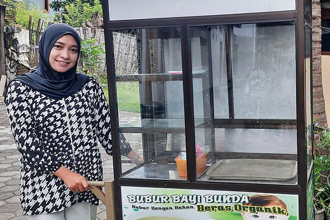 ULET: Desy Tri Setyorini berpose di rombong jualannya. (Fahrizal Firmani/Jawa Pos Radar Bromo)