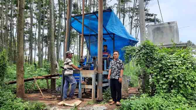 KEDALAMAN 70 METER: Kades Tigasan Kulon Suhin Setiawan menunjukkan proses pembuatan sumur bor di Dusun Gonggo. Meski sudah mencapai kedalaman 70 meter, air belum keluar. Proses pengeboran sejauh ini masih berlangsung. Keberadaan sumur bor diharapkan bisa